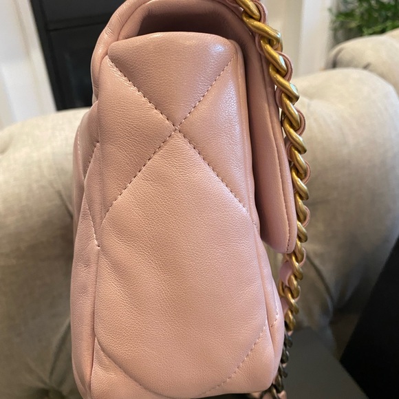 Chanel 19 small light pink - Picture 3 of 12
